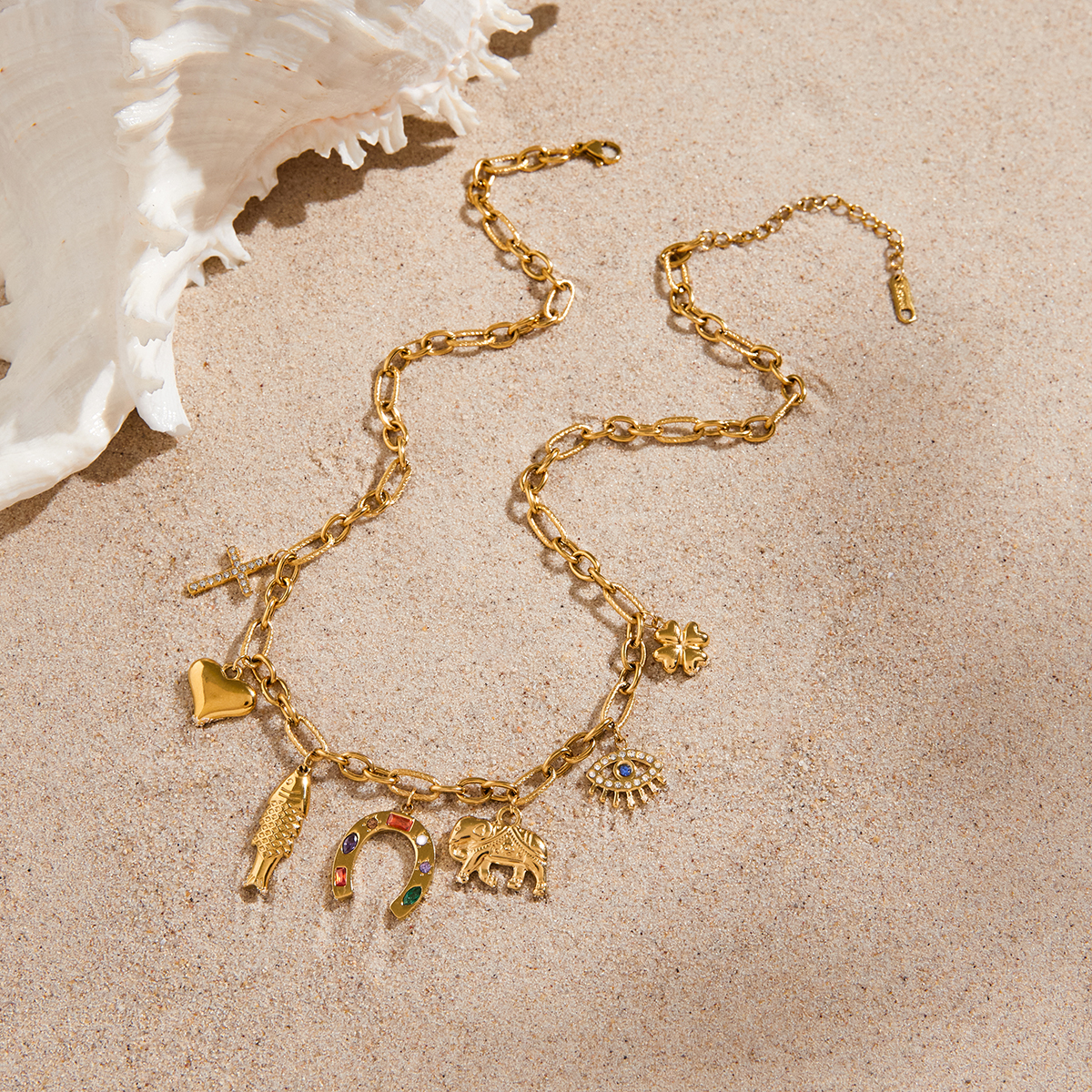 ELENYS Lucky Symbols detail – pozlacený náhrdelník na písku